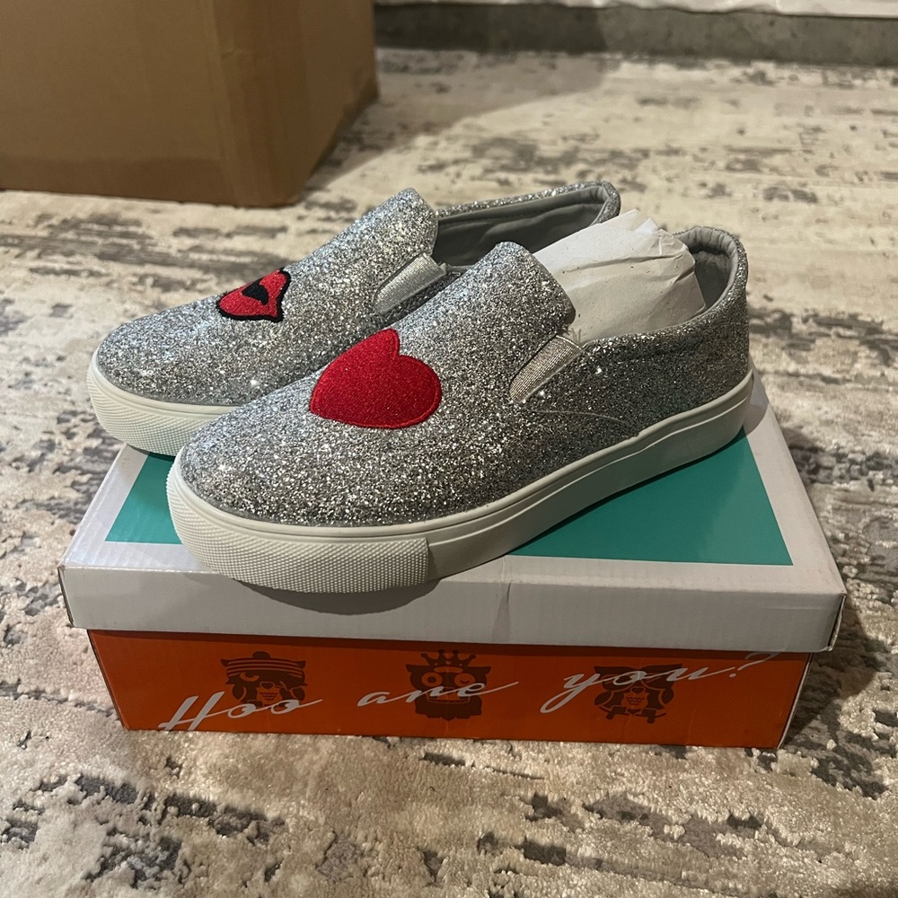 NIB HOO Silver Ruby Heart and Lips Slip-On Sneakers Size 5 Big Kids